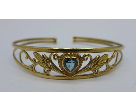 A 9ct gold bangle, 6.6g