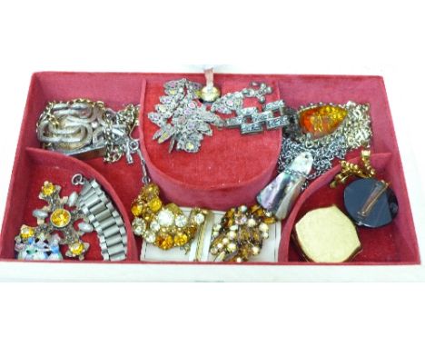 A jewellery box including vintage costume jewellery, 1.24kg