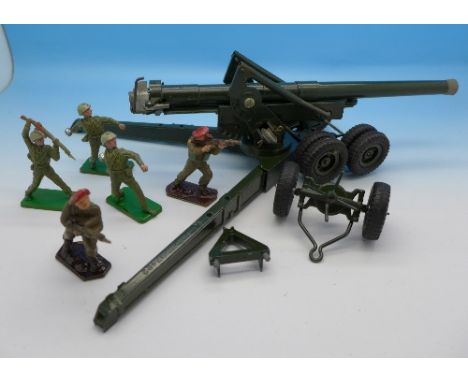 A Britains 155mm gun, with eleven plastic soldiers, (seven Lone Star and four Crescent Toys)