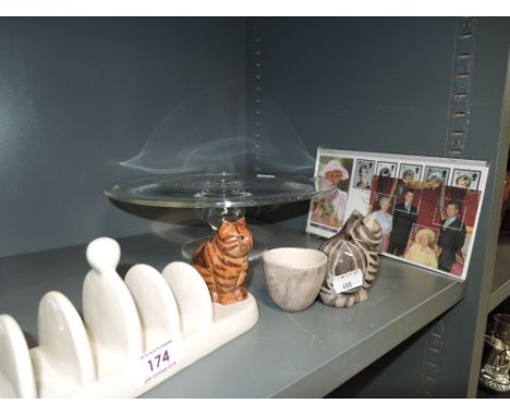 A selection of vintage ceramics including cats