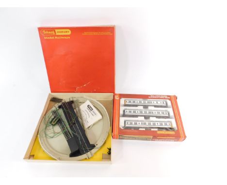 A Hornby 00 car diesel multiple unit pack, BR3, together with a turntable R.408U, both boxed.