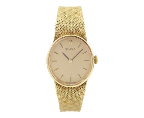 Omega ladies 9ct gold manual wind wristwatch, oval champagne dial with baton hour markers, Cal. 625, on integral 9ct gold bra