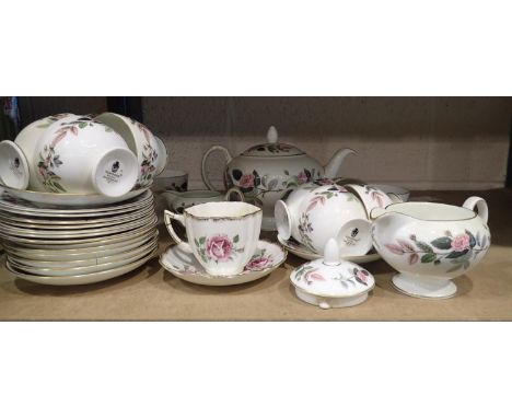 Wedgwood tea service in the Hathaway Rose pattern, some with damages. Quantity of pictures and prints (12). Not available for