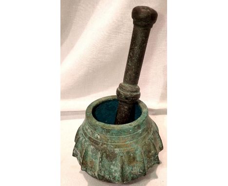 Heavy cast metal mortar and pestle. P&amp;P Group 2 (£18+VAT for the first lot and £3+VAT for subsequent lots) 