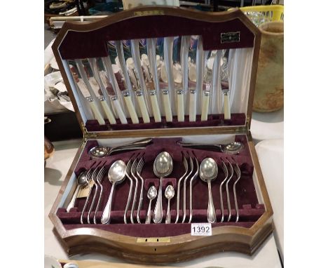 Silver plated Viners cutlery set in presentation box with key. Not available for in-house P&amp;P, contact Paul O'Hea at Mail