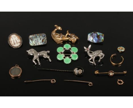 A collection of jewellery oddments including enameled silver shell brooch, seed pearl stick pin, marcasite zoomorphic brooche