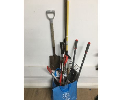 LARGE LOT OF GARDEN TOOLS
