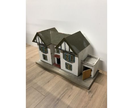 VINTAGE DOLLS HOUSE