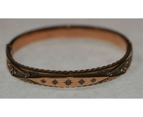 EDWARDIAN FIVE DIAMOND SET 9CT GOLD HINGE OPENING BANGLE, top set with give graduated small rose cut diamonds, with filigree 