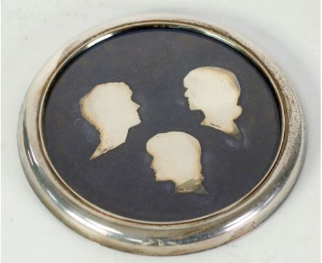 SILVER FRONTED CIRCULAR FRAME, London 1982, 5 ¾" (14.6cm), CENTRE WITH THREE SILVER PORTRAIT SILHOUETTES, Edinburgh 1983 