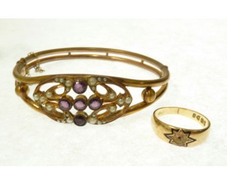 18ct GOLD RING (stone absent), 4.4gms, ALSO A GILT METAL PURPLE PASTE AND SEED PEARL SET BANGLE (2)