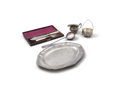 AN ASSORTED COLLECTION OF SILVER PLATED ITEMS, comprising a cream jug applied with c-scroll handle on spreading circular foot