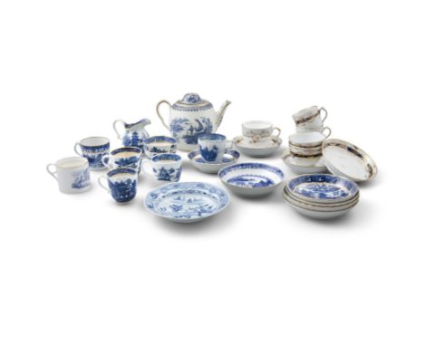 A COLLECTION OF GILDED BLUE AND WHITE ENGLISH PORCELAINS, late 18th century, including Worcester and Caughley tea bowls and s