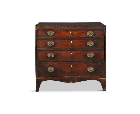 A GEORGE III MAHOGANY COMPACT CHEST OF DRAWERS, the crossbanded rectangular top above four long graduated drawers, with brass