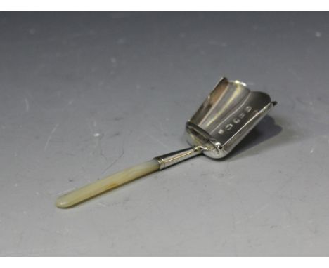 A George III silver caddy shovel with mother-of-pearl handle, Birmingham 1813 by William Lea & Co, length approx 9cm.
