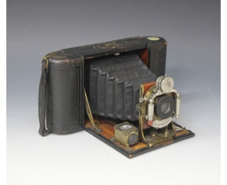 A J. Lizars 'Challenge' dayspool camera, early 20th Century, with Beck Symmetrical lens and black leather bellows.