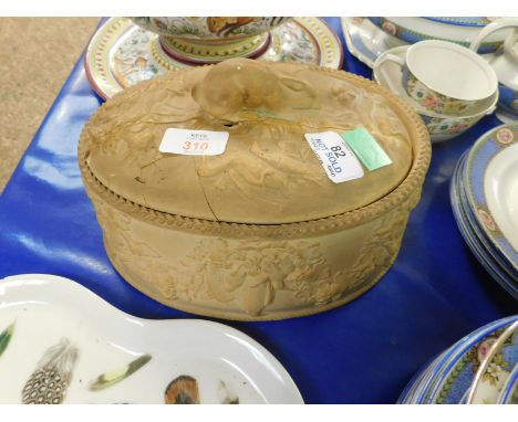 WEDGWOOD GAME TUREEN AND COVER, LATE 19TH CENTURY, THE BUFF POTTERY BODY WITH A FRUITING VINE DECORATION, THE COVER WITH A RA