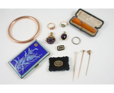 A QUANTITY OF JEWELLERY including an amethyst and gold seal, a black onyx and gold mourning brooch, the centre section contai