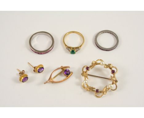 AN AMETHYST AND GOLD WISHBONE BROOCH set with a circular amethyst in 9ct. gold, together with a pair of amethyst and gold stu