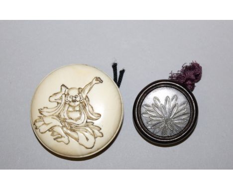 A GOOD QUALITY 19TH CENTURY JAPANESE IVORY MANJU NETSUKE BY GYOKUSHINSAI, carved to its top section with the animated figure 