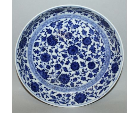 A GOOD QUALITY CHINESE BLUE & WHITE PORCELAIN DISH, the interior and exterior sides decorated with formal leaf and scroll ste