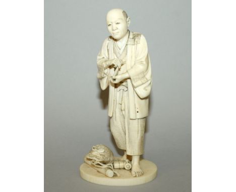 A FINE QUALITY SIGNED JAPANESE MEIJI PERIOD IVORY OKIMONO OF A MAN, tying his jacket, the ground with his parasol, bag, inro 