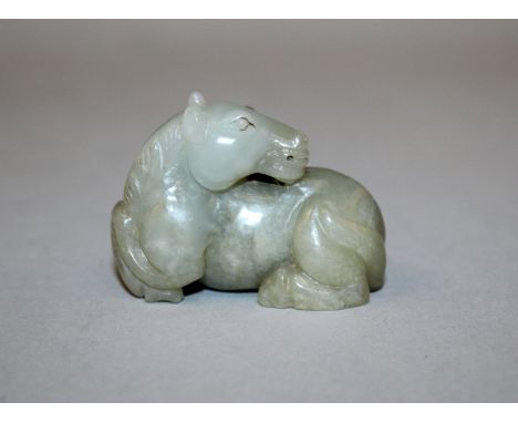 A GOOD QUALITY 19TH/20TH CENTURY CHINESE JADE MODEL OF A HORSE, the seated animal with his head turned backwards over its bod