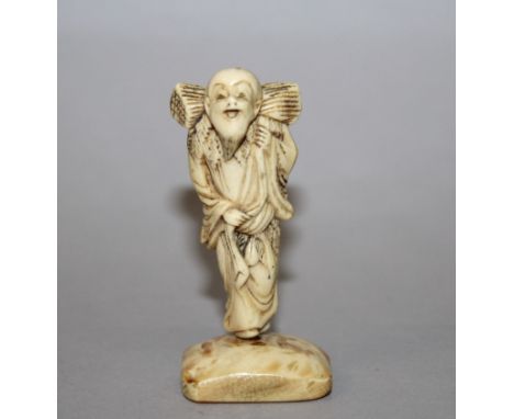 A GOOD 18TH CENTURY JAPANESE EDO PERIOD CARVED IVORY NETSUKE OF A SENNIN, unsigned, bearing a bundle on his leaf-shrouded sho