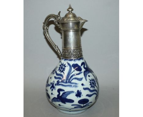 A CHINESE BLUE & WHITE PORCELAIN EWER WITH CONTINENTAL SILVER MOUNTS, the sides decorated with birds in flight above a lotus 