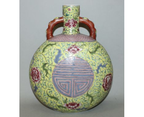 A GOOD 18TH/19TH CENTURY CHINESE YELLOW GROUND FAMILLE ROSE PORCELAIN MOON FLASK, the sides painted with blue shou medallions