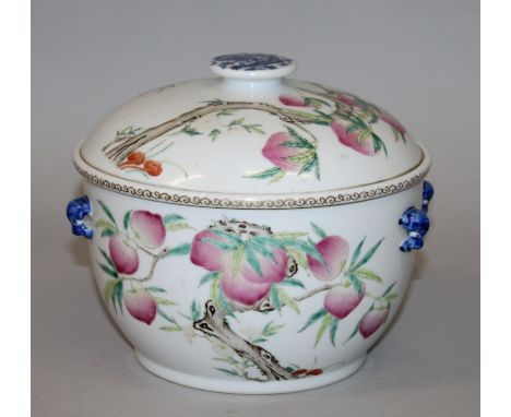 A GOOD QUALITY CHINESE FAMILLE ROSE PORCELAIN BOWL, LINER & COVER, the sides and cover well painted with extended peach-beari