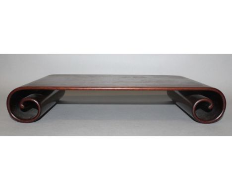 A GOOD 19TH/20TH CENTURY CHINESE SCROLL END LOW HARDWOOD STAND, 14.9in wide x 8.75in x 2.6in high.