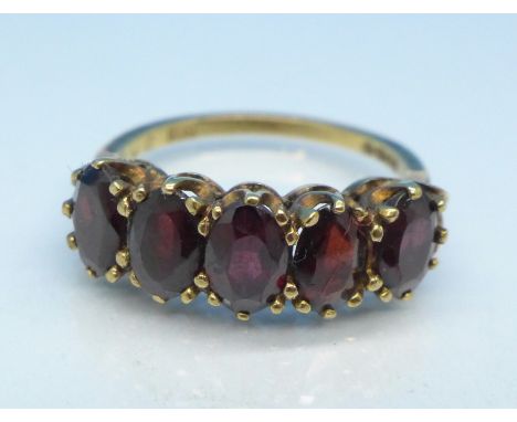 A 9ct gold and garnet ring, 2.9g, M