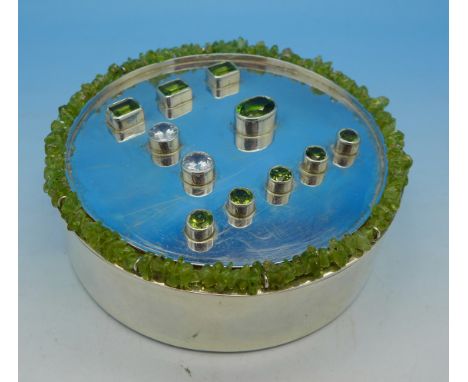 A circular silver and peridot set trinket box, marked 925, 9.5cm