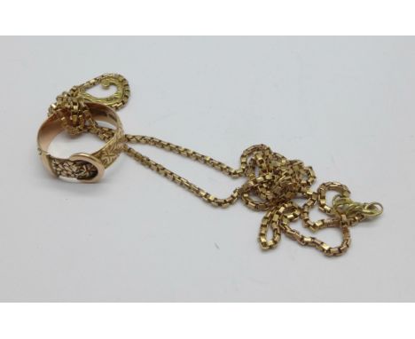 A 9ct gold buckle ring and a 9ct gold 'S' initial pendant and chain, 10.5g, ring size O and hallmarked Birmingham 1906