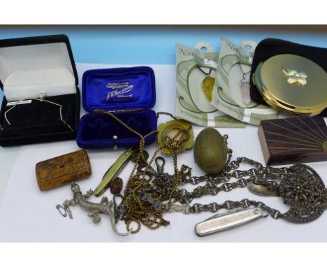 A chatelaine, a Stratton compact, a snuff box, jewellery, etc.