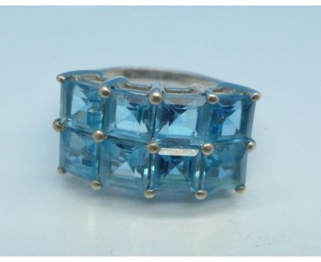 A silver and blue topaz ring, S
