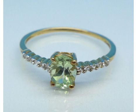 A 9ct gold, green and white stone ring, 1.5g, S