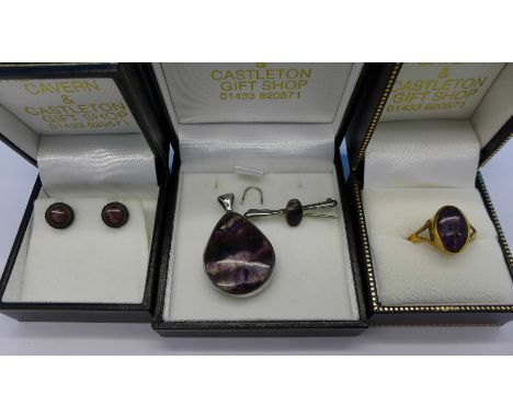 Blue John set jewellery;- a 9ct gold ring, 3.3g, N, a silver double sided pendant, a silver brooch and a pair of earrings, (4