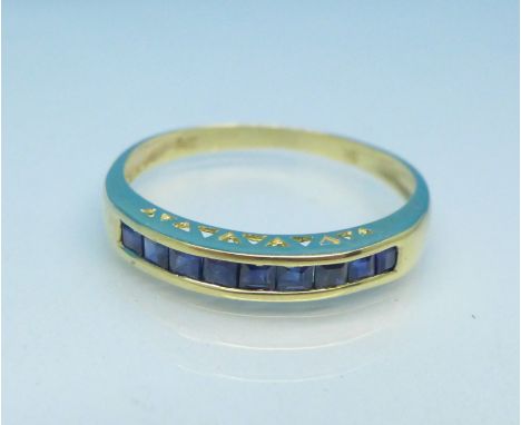 A 9ct gold and sapphire ring, 1.1g, O