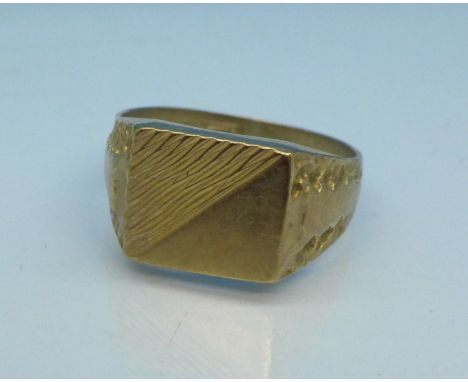 A 9ct gold ring, 3.2g, P