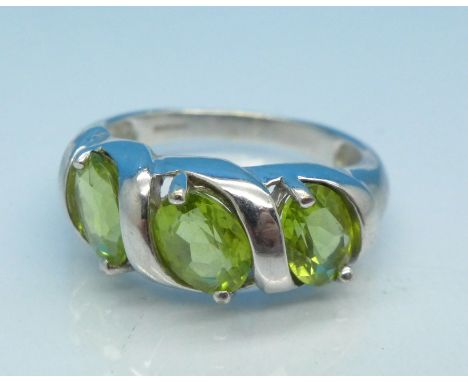 A 9ct white gold and green stone ring 4.3g, N