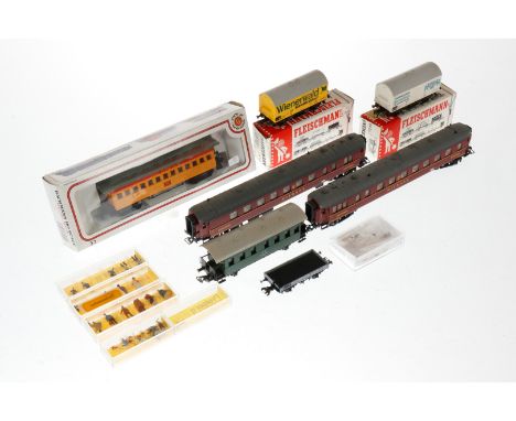 Konv. Spur H0-Wagen und Zubehör, darunter Fleischmann 5046 und 5051 im OK, Bachmann 72901 im OK etc., dazu Preiser Figuren, Z