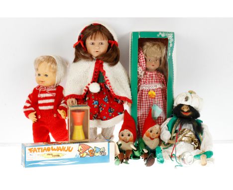 Konv. mit versch. Puppen, darunter Steiff, H 37-50 cm, dazu Uhrwerk-Spielzeug im OK, bespielt