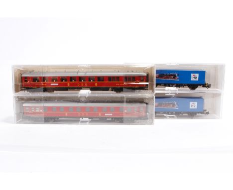 4 Fleischmann Wagen 5633, 5634 und 2x 825235, S H0, Alterungs- und Gebrauchsspuren, je in leicht besch. OKs, Z 2-3
