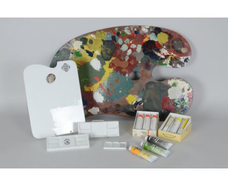 A quantity of Artist's Palettes including ceramic, mahogany, by Roberson, Winsor & Newton, Reeves, etc, mixing pans and a qua