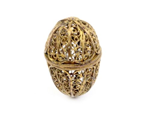 A late 18th Century silver gilt filigree egg form thimble case, hinged cover, 3.5cm