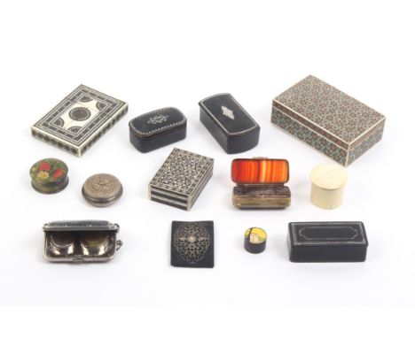 Small format boxes etc comprising three papier mache snuff boxes, a gilt metal and agate box, 5.2cm, three mosaic boxes and o