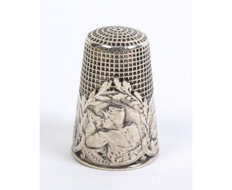 A French Lasserre silver thimble commemorating WW1, the pictoral frieze with a French soldier at arms within a berried wreath