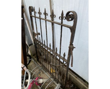 A HEAVY VINTAGE SINGLE CAST IRON GATE (W:93CM) 
